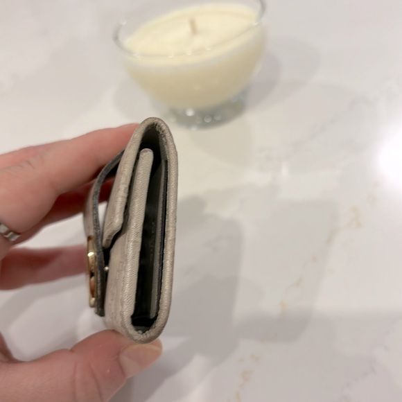 GUCCI Heart Embossed 6 Key Holder in Grey - Picture 6 of 10